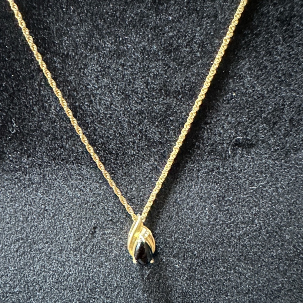 Elegant Gold and Black Pendant Necklace